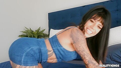 Curvacious Hussy Heart-stopping Xxx Clip